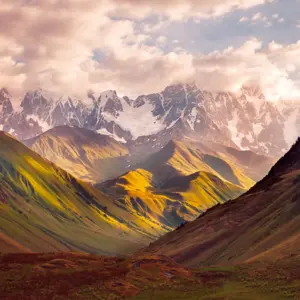 Livingwalls Vinyltapete - 382571 - Grün Braun Berge